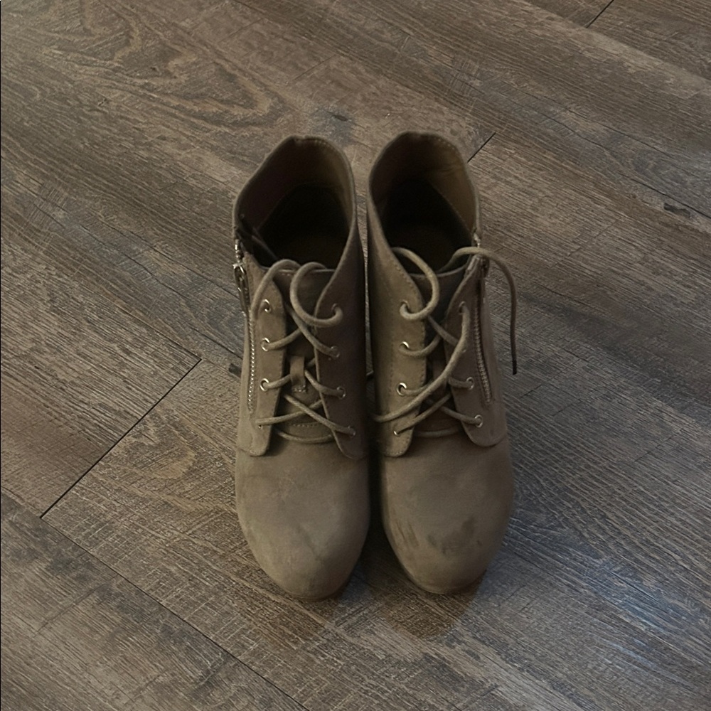 Elegant Tan Women's Lace-Up Shoes